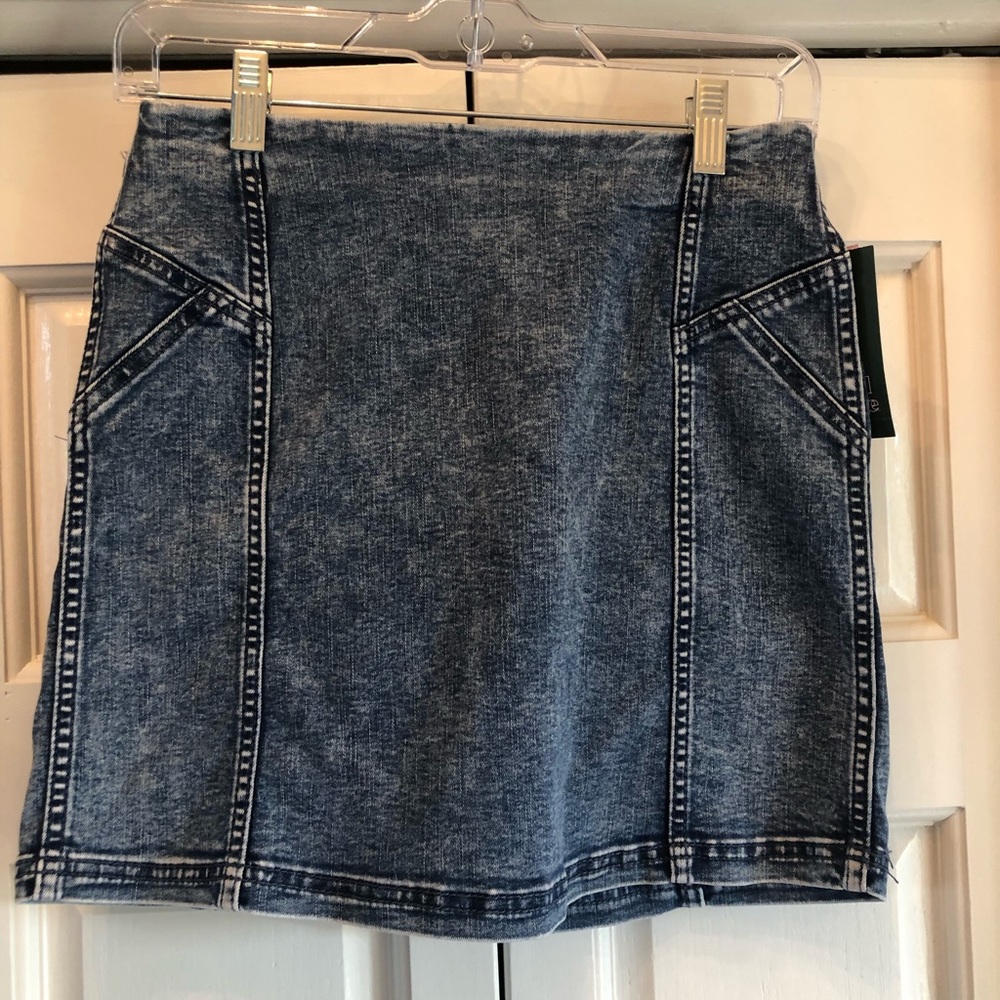 NWT Wild Fable dark acid wash mini skirt with back zipper, 4